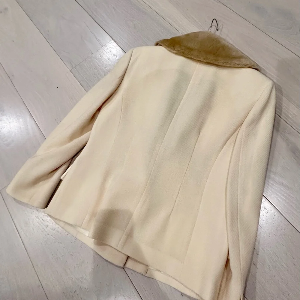 Emanuel Ungaro wool BlazerWith RemovableFur CollarVintage statement piece
Size 8 - Picture 3 of 9